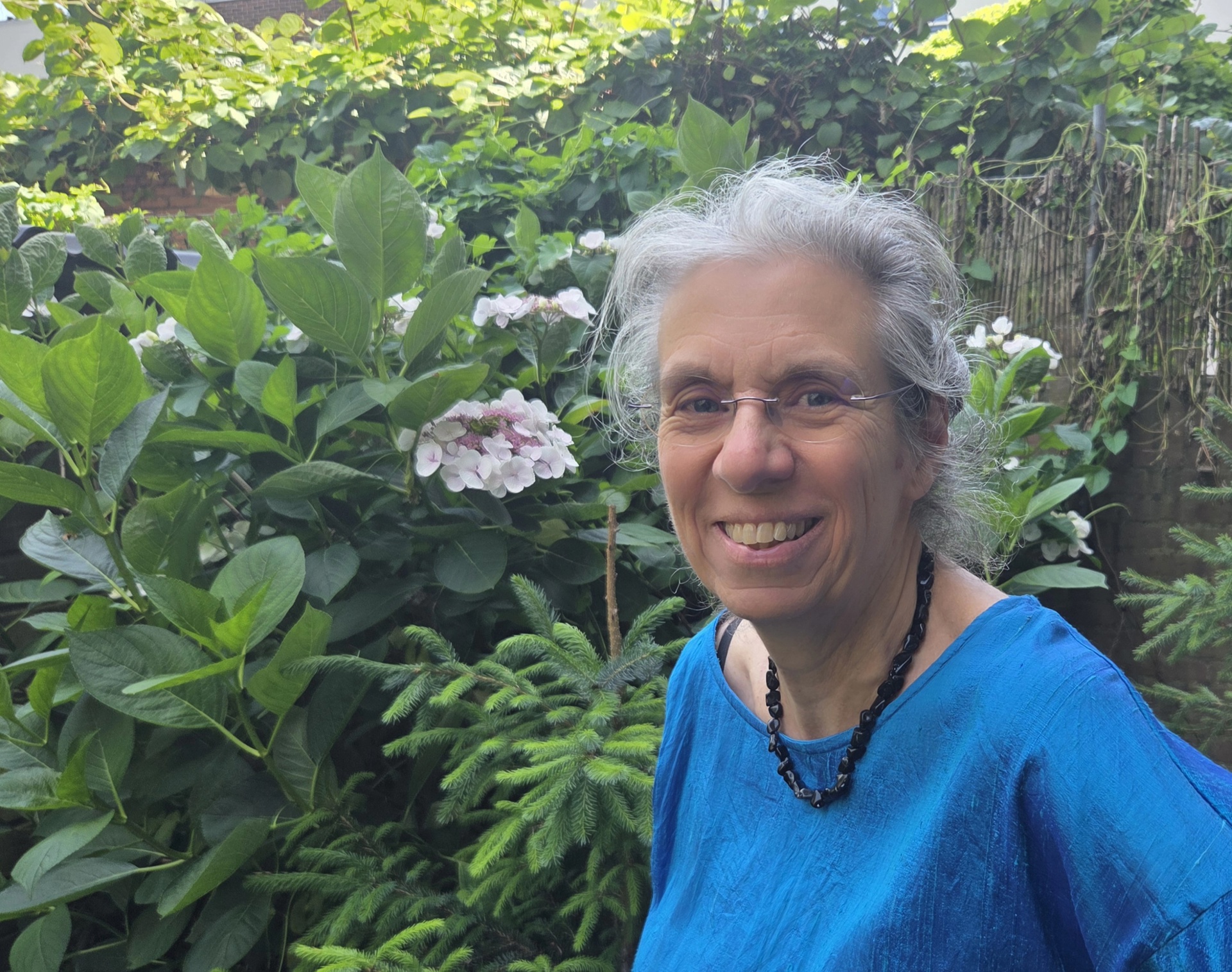 Hospita Inge in haar tuin