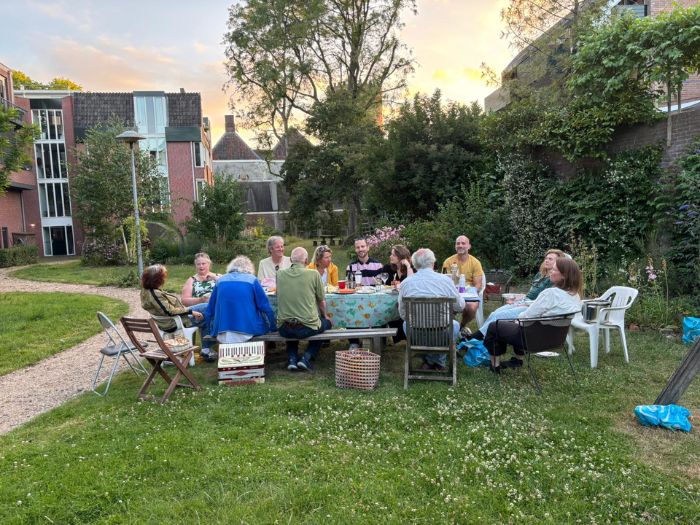 Bewoners in de binnentuin achter het oude drukkerijgebouw